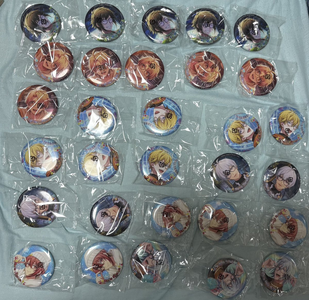 Fo5Osh's tweet photo. アイドリッシュセブン アイナナ カプ缶 メガネ 眼鏡 缶バッジ　交換

譲→写真1、2

求→千、百

千優先

郵送また手渡しでの交換
手渡しの交換は足を負傷しているため来週から

お気軽にお声掛けください https://t.co/0Peb9LW3GX