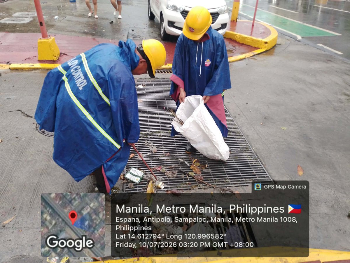 MMDA's tweet photo. Mabilis na aksyon sa gitna ng bagyong #Inday! 

Rumesponde ang MMDA Flood Control team kasama ang mga DOLE-TUPAD beneficiaries sa pagganap ng iba't ibang aktibidad ngayong araw.

-Flood Monitoring at Cleaning of Catch Basins sa España Blvd. at Antipolo St. sa Sampaloc, Manila 
-Declogging at paghahakot ng scrap woods sa Kay Boboy Drainage Outlet sa Ninoy Aquino Ave., Brgy. San Dionisio, Paranaque City 
-Declogging at paglilinis ng inlets/gutters sa Dr. A. Santos Ave. Barangay San Antonio at Brgy. San Dionisio, Paranaque City

Sama-samang makipagtulungan. Iwasan ang pagtatapon ng basura sa mga kalsada at kanal upang hindi magbara ang mga catch basin at drainage.
#mmda #mmdaatyourservice #floodcontroloperations