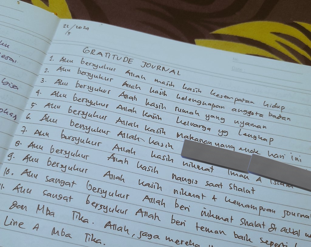 tariiikan's tweet photo. Iya, suka lupa dan lebih fokus sm yg gak Allah kasih🥲 
dahal Allah kasih 90, &amp; Allah ga kasih 10. eh seringnya kita malah fokus ke 10 yg ga Allah kasih.

maka nya aku berusaha untuk membiasakan gratitude journal, supaya kalo lg masa 'down' bisa buka &amp; baca list nikmat tsb. https://t.co/TVqMVW6ZB9