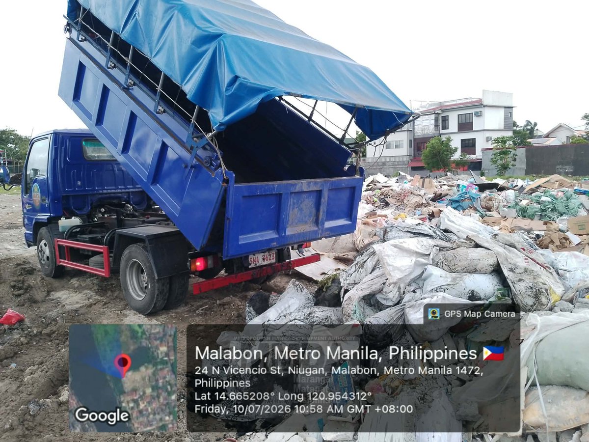 MMDA's tweet photo. Mabilis na aksyon sa gitna ng bagyong #Inday! 

Rumesponde ang MMDA Flood Control team kasama ang mga DOLE-TUPAD beneficiaries sa pagganap ng iba't ibang aktibidad ngayong araw.

-Flood Monitoring at Cleaning of Catch Basins sa España Blvd. at Antipolo St. sa Sampaloc, Manila 
-Declogging at paghahakot ng scrap woods sa Kay Boboy Drainage Outlet sa Ninoy Aquino Ave., Brgy. San Dionisio, Paranaque City 
-Declogging at paglilinis ng inlets/gutters sa Dr. A. Santos Ave. Barangay San Antonio at Brgy. San Dionisio, Paranaque City

Sama-samang makipagtulungan. Iwasan ang pagtatapon ng basura sa mga kalsada at kanal upang hindi magbara ang mga catch basin at drainage.
#mmda #mmdaatyourservice #floodcontroloperations