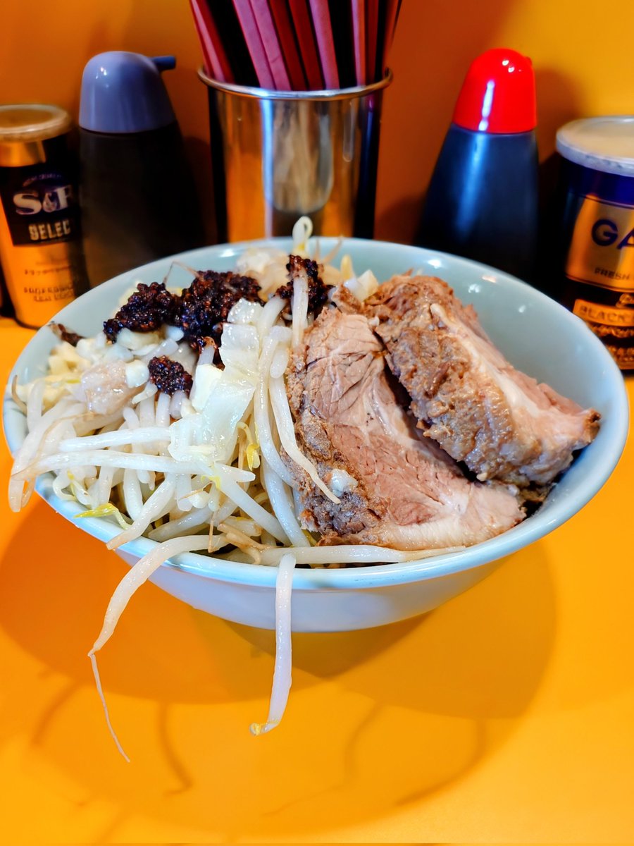iacorporation's tweet photo. ラーメン二郎八王子野猿街道店2
ひやこ たまねぎたまご 生卵 ﾆﾝﾆｸ

今日は30℃超えだから冷っこいものが食べたい。キンキンな冷たさではないけど麺は水で締められ張りがある野猿らしい麺。香ばしく不思議な味で美味しかった。 https://t.co/hWf2fzmKZ6
