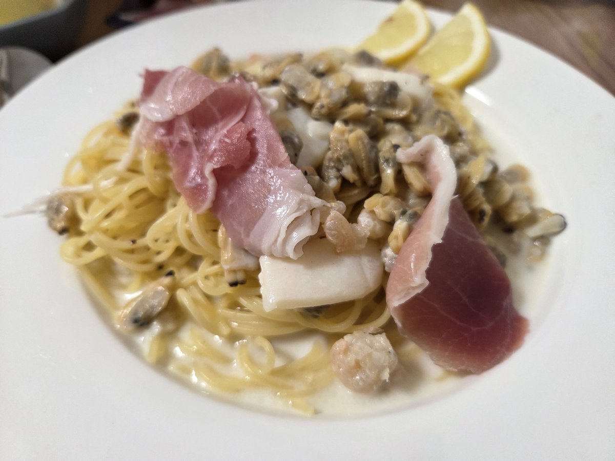 VABF10's tweet photo. 嫁のリクエストで冷製パスタ
余った生ハムでカプレーゼ🇮🇹 https://t.co/gFT6L1mLap
