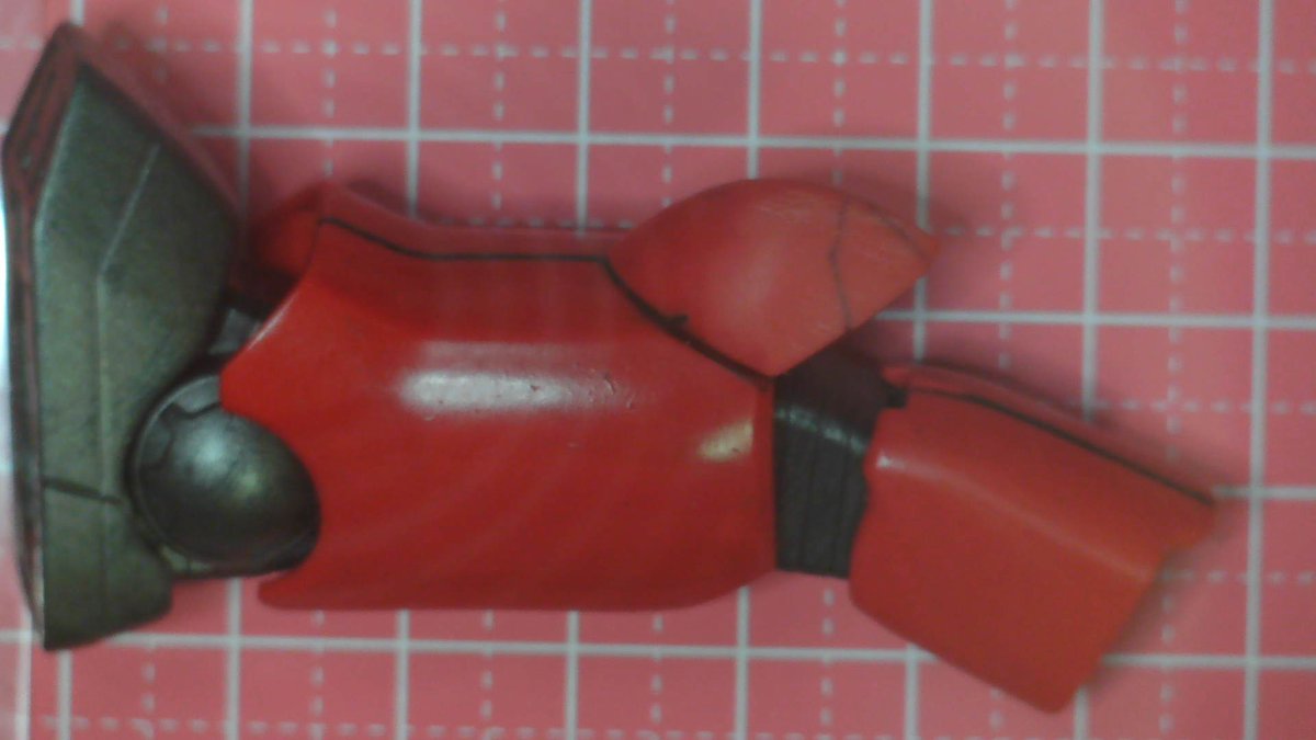 astrospider1's tweet photo. 亀裂の入った膝、やすり掛けを終えて塗ったところ、見事に透けたｗ
難度塗れば透けなくなるかわからんので、アクリルガッシュの赤で隠してから塗装。ピッカリ綺麗になった。 https://t.co/WE8c8gjCMZ