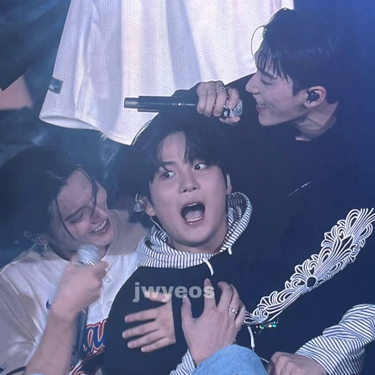 jhs_rev's tweet photo. 🐈‍⬛ What's been making me laugh the most these days...?
🐈‍⬛ Hm
🐈‍⬛ Probably the members?
🐈‍⬛ Whenever we're just hanging out and chatting, that's when I laugh the most
🐈‍⬛ Which members?
🐈‍⬛ These days, Choi San and Hojongie (jongho) https://t.co/97AYLlKYwX