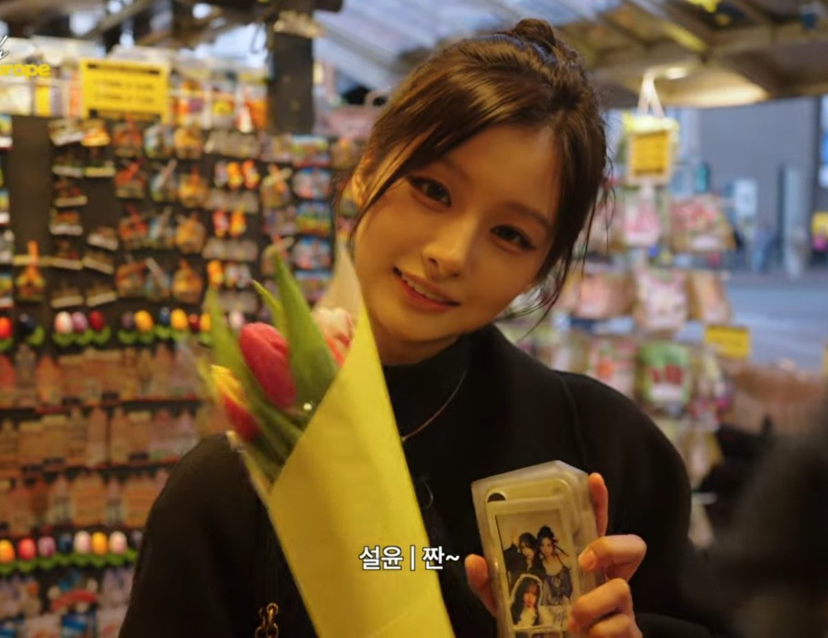 macewt's tweet photo. the pic in her phone case........... https://t.co/1T235nx13u