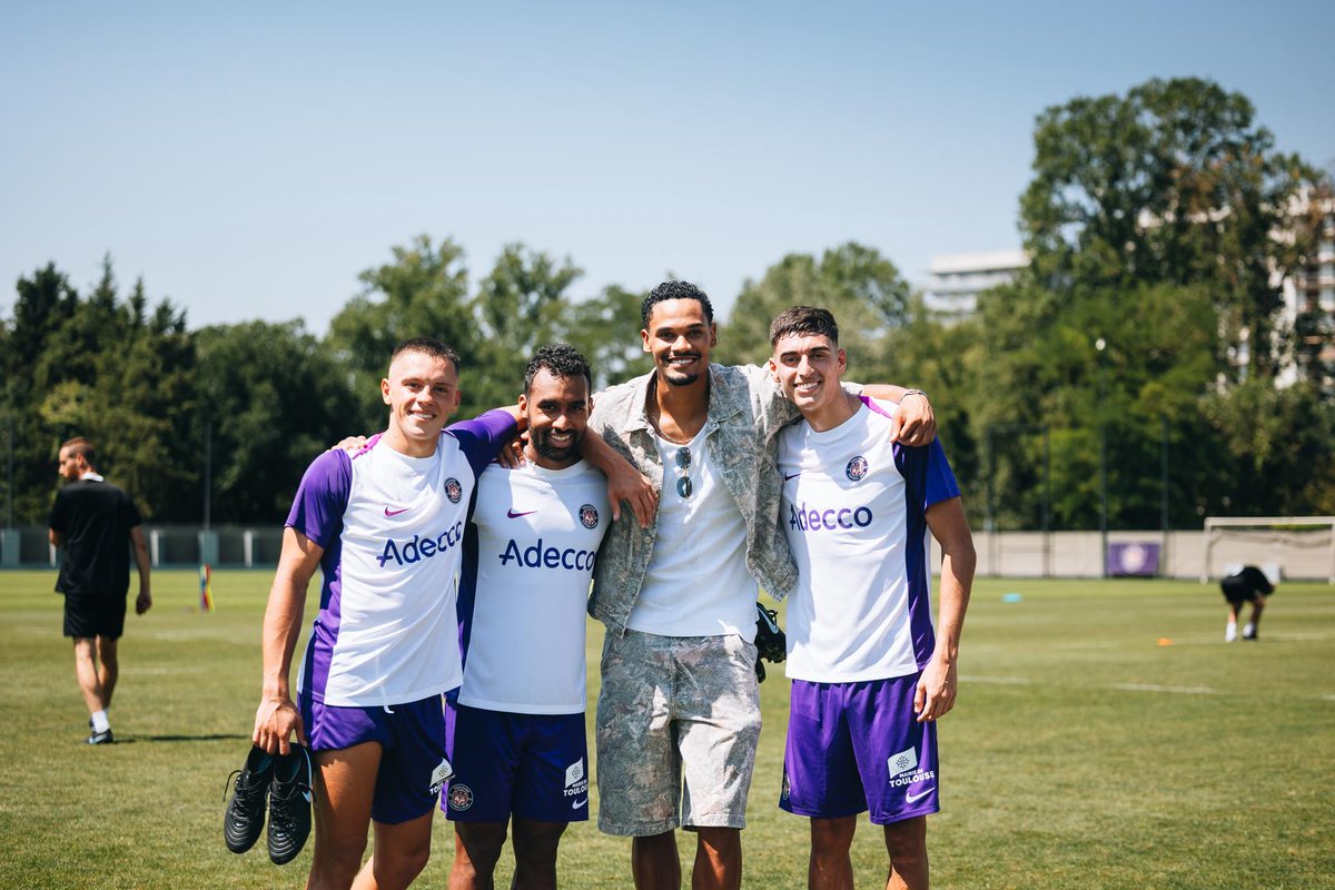 ToulouseFC's tweet photo. De l'émotion sur la plaine d'entraînement 🥹 https://t.co/lSg2QBPDOD