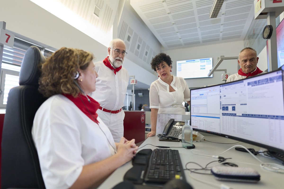 gob_na's tweet photo. 👏 Jurío y Domínguez ponen en valor el trabajo y dedicación de las personas que trabajan en la atención de las emergencias para garantizar una respuesta adecuada e inmediata

📞 Desde el inicio de San Fermín SOS Navarra-112 ha atendido 8.904 llamadas

https://t.co/WUSkwHnhUI https://t.co/fSIRjnaY1x