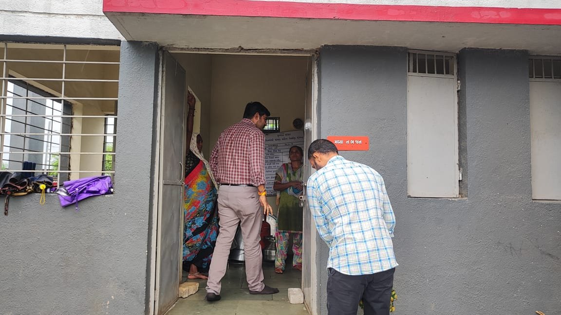 DC_vyara_tapi's tweet photo. ઉચ્છલ taluka na આનંદપૂર પ્રાથમિક શાળા ની મુલાકાત દરમિયાન મધ્યાહન ભોજન કેન્દ્ર ની મુલાકાત લેવામાં આવી, અને જરૂરી સૂચના આપવામાં આવી @CollectorTapi @revenuegujarat @InfoTapiGoG https://t.co/DaBAtGesfm