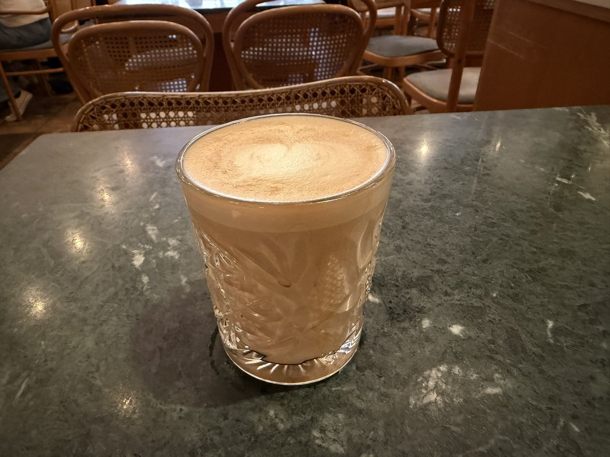 ymp_gohan's tweet photo. フィンランド　Ekberg 1852

伊勢丹新宿に今月オープンするの！？！？
首都ヘルシンキで最古のカフェ☕️
朝はビュッフェもやってるけど普通にカフェ利用もできた。
ヘルシンキに来たらまず寄ってみるべきカフェかなぁと。 https://t.co/FCnNEt8ZXs