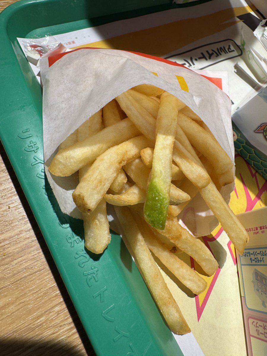 Nether_Eve's tweet photo. マックのポテトが緑色なのですがこれはいったい何ですか？ https://t.co/7ALUWqmtuC