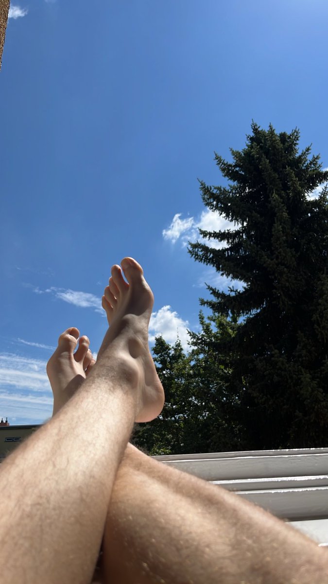 Dan01073600's tweet photo. Sonnenbaden #feet #mlm #trade https://t.co/o1Qtf5mpaP