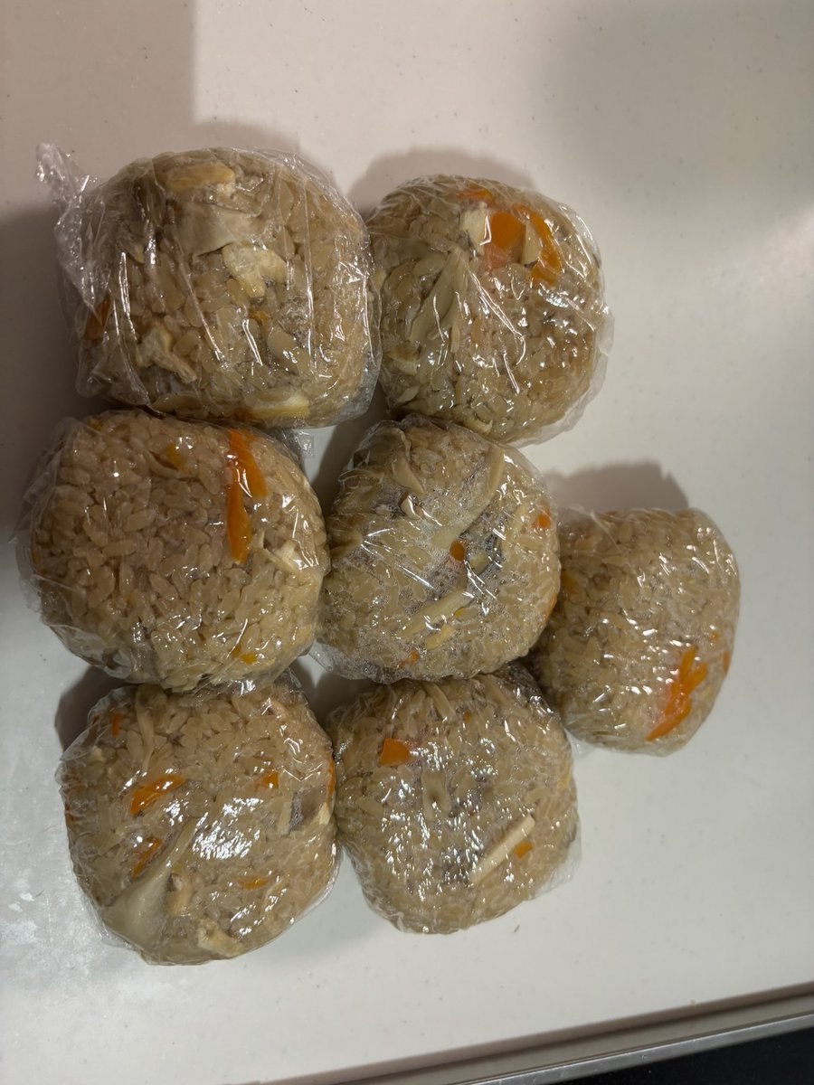 papikoo37's tweet photo. 無性に舞茸の炊き込みご飯食べたくなって作った🍄🍚2合炊いたから7食分余ったので冷凍する〜お腹空いたらすぐ食べれるの幸せ(  ´˘`  ) https://t.co/qPpqVJHWiK