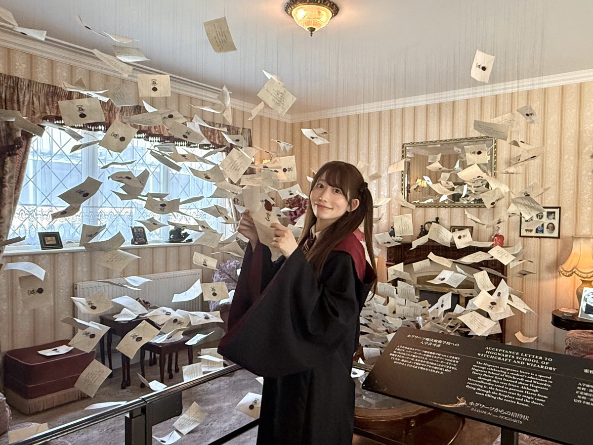 mio_weasley_'s tweet photo. 今年初のポタツア🚂
ホグワーツからの招待状🦉✉️✨

1年生の持ち物の展示が特に好き！
デモンストレーションも両方見応えがあってとっても楽しかった🥰

あとジョージの髪がパサついていてボリュームも減っていて心配…😢(フレッドも)
梅雨？ストレス？寂しかった？😭

#WBTourTokyo #ハリポタツアー https://t.co/ZVnaPdmvIx