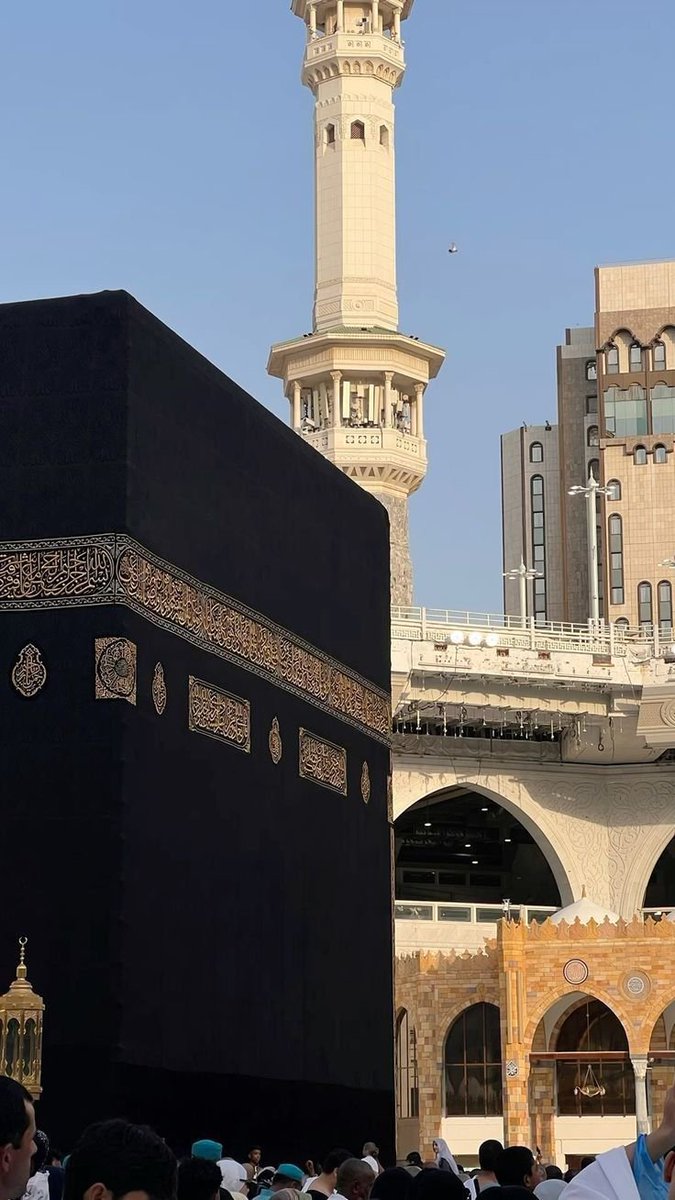 islamiat7777777's tweet photo. { يَٰٓأَيُّهَا ٱلَّذِينَ ءَامَنُوٓاْ إِذَا نُودِيَ لِلصَّلَوٰةِ مِن يَوۡمِ ٱلۡجُمُعَةِ فَٱسۡعَوۡاْ إِلَىٰ ذِكۡرِ ٱللَّهِ وَذَرُواْ ٱلۡبَيۡعَۚ ذَٰلِكُمۡ خَيۡرٞ لَّكُمۡ إِن كُنتُمۡ تَعۡلَمُونَ }
[سُورَةُ الجُّمُعة: ٩]

تفسير ابن كثير : 
إِنَّمَا سُمِّيَتِ الْجُمُعَةُ جُمُعَةً؛ لِأَنَّهَا مُشْتَقَّةٌ مِنَ الْجَمْعِ، فَإِنَّ أَهْلَ الْإِسْلَامِ يَجْتَمِعُونَ فِيهِ فِي كُلِّ أُسْبُوعٍ مَرَّةً بِالْمَعَابِدِ الْكِبَارِ وَفِيهِ كَمُل جَمِيعُ الْخَلَائِقِ، فَإِنَّهُ الْيَوْمُ السَّادِسُ من الستة التي خلق الله فيها السموات وَالْأَرْضَ. وَفِيهِ خُلِقَ [[في أ: "خلق الله".]] آدَمُ، وَفِيهِ أُدْخِلَ الْجَنَّةَ، وَفِيهِ أُخْرِجَ مِنْهَا. وَفِيهِ تَقُومُ السَّاعَةُ. وَفِيهِ سَاعَةٌ لَا يُوَافِقُهَا عَبْدٌ مُؤْمِنٌ يَسْأَلُ اللَّهَ فِيهَا خَيْرًا إِلَّا أَعْطَاهُ [[في أ: "أعطاه الله".]] إِيَّاهُ كَمَا ثَبَتَتْ بِذَلِكَ الْأَحَادِيثُ الصِّحَاحُ [[منها حديث أبي هريرة رضي الله عنه رواه مسلم في صحيحه برقم (٨٥٤) وبرقم (٨٥٢) وحديث أوس بن أوس رضي الله عنه رواه أحمد في المسند (٤/٨) .]]
وَقَالَ ابْنُ أَبِي حَاتِمٍ: حَدَّثَنَا الْحَسَنُ بْنُ عَرَفَةَ، حَدَّثَنَا عَبِيدة بْنُ حُمَيد، عَنْ مَنْصُورٍ، عَنْ أَبِي مَعْشَرٍ، عَنْ إِبْرَاهِيمَ، عَنْ عَلْقَمَةَ، عَنْ قَرْثَع الضَّبِّيِّ، حَدَّثَنَا سَلْمَانُ قَالَ: قَالَ أَبُو الْقَاسِمِ ﷺ: "يَا سَ