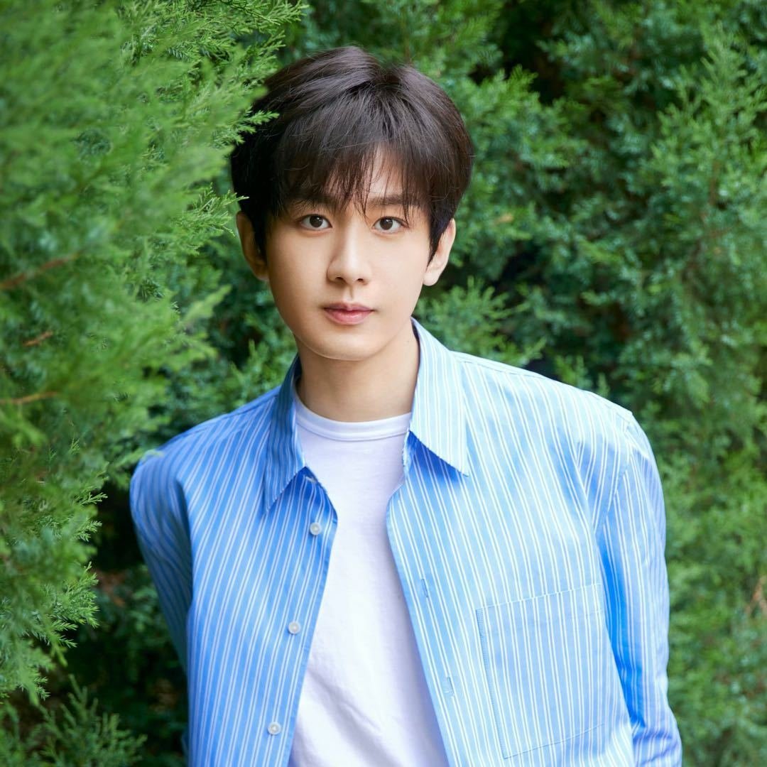 ChengYiThaiFans's tweet photo. ♦️[𝘛𝘳𝘢𝘯𝘴] : 奇妙果果留声机 (ทีมสตูดิโอเฉิงอี้) 𝘞𝘦𝘪𝘣𝘰- (10/7/2026) 📢

📢ประกาศจากทีมสตูดิโอเฉิงอี้

ถึงกั่วกัวทุกคน ขณะนี้พี่ชายกำลังทุ่มเททั้งแรงกายและแรงใจให้กับการถ่ายทำผลงานเรื่องใหม่ ขอขอบคุณแฟน ๆ ทุกคนที่ให้ความรักและเฝ้ารอผลงาน รวมถึงตัวละครใหม่ของพี่มาโดยตลอด ขณะเดียวกัน เพื่อความปลอดภัยของทุกคน ความปลอดภัยในพื้นที่สาธารณะ และเพื่อให้การถ่ายทำดำเนินไปอย่างราบรื่น จึงขอความร่วมมือดังนี้

1. กรุณาอย่าเดินทางไปยังบริเวณสถานที่ถ่ายทำ เพื่อช่วยสร้างสภาพแวดล้อมที่เป็นระเบียบให้กองถ่าย ทำให้การถ่ายทำเป็นไปอย่างราบรื่น และมอบพื้นที่ในการทำงานและสร้างสรรค์ผลงานที่ดีให้กับกองถ่ายและพี่เฉิงอี้

2. กรุณาอย่าหลงเชื่อข้อมูลจากบุคคลหรือกลุ่มใด ๆ ไม่ว่าจะเป็นการอ้างว่าสามารถพาเข้ากองถ่ายได้ หรือมีโควตาพิเศษจากทีมงาน รวมถึงอย่าเข้าร่วมกลุ่มหรือใช้ช่องทางที่ไม่เป็นทางการเพื่อรับและเผยแพร่ข้อมูลเกี่ยวกับตารางถ่ายทำ สถานที่พัก หรือข้อมูลอื่น ๆ ที่เกี่ยวข้องกับการถ่ายทำ

3. ขอให้ทุกคนโฟกัสกับแฟนด้อมของตัวเอง มีสติ ใจเย็น และใช้วิจารณญาณในการแยกแยะข้อมูลบนโลกออนไลน์ ขอให้ทุกคนใช้ชีวิตอย่างมีความสุขในทุก ๆ วัน

สุดท้ายนี้ ขอขอบคุณทุกคนที่เข้าใจ ให้การสนับสนุน และให้ความร่วมมือ เรามาร่วมกันตั้งตารอผลงานและบทบาทใหม่ของพี่เฉิงอี้ และหวังว่าจะได้พบกับทุกคนอย่างเป็นทางการในงานสาธารณะในอนาคต

🎋https://t.co/Hc9w5wJ52N

#Chengyi #เฉิงอี้ #成毅