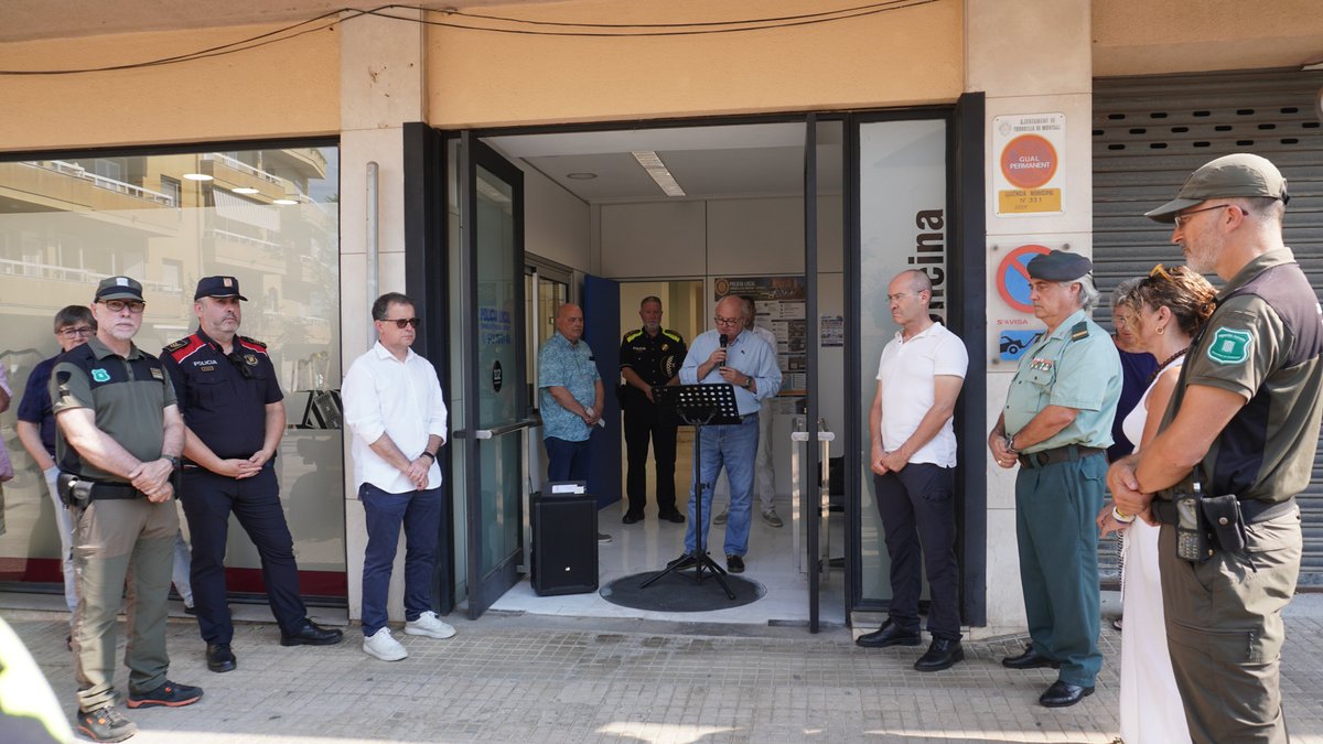 AjTorroella's tweet photo. 👮Torroella de Montgrí estrena una oficina de la Policia Local al centre de la vila
🚔La nova oficina, ubicada a la plaça dels Dolors, reforça la policia de proximitat i facilita l'atenció directa a la ciutadania
👉https://t.co/yuSVkEifgq
#SomSeguretat #SomTorroella #SomlEstartit https://t.co/peQdp879gi