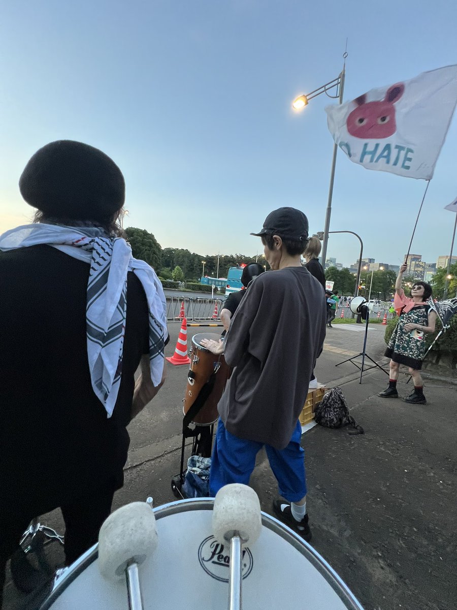 todora39's tweet photo. ドラム隊のノンストップ2時間始まってます！

#めちゃくちゃな政治に抗議0710 https://t.co/KYaLdWu7Du