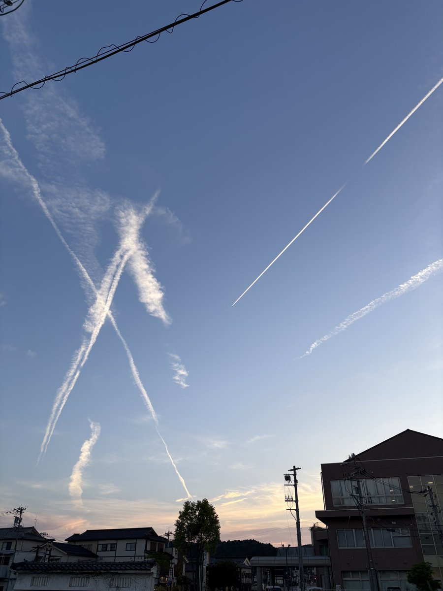 Gochamaru_koura's tweet photo. 輪島の空がやたら飛行機曇が多い件
これもポケモン効果かね笑
＃能登
＃輪島
＃里山里海
＃ポケモンウィズユー空港
＃里空 https://t.co/c2Q7UOu40O
