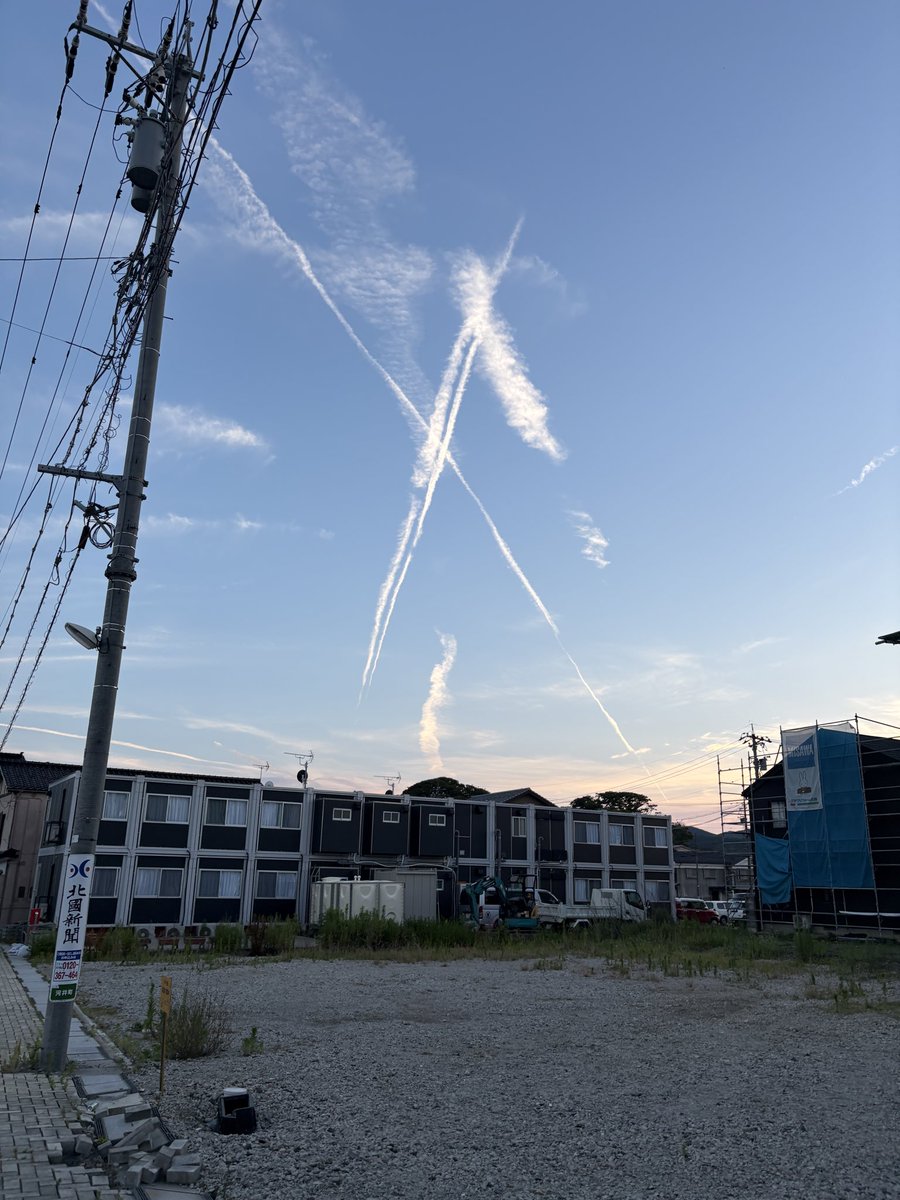 Gochamaru_koura's tweet photo. 輪島の空がやたら飛行機曇が多い件
これもポケモン効果かね笑
＃能登
＃輪島
＃里山里海
＃ポケモンウィズユー空港
＃里空 https://t.co/c2Q7UOu40O
