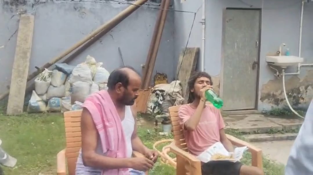 pramod2600's tweet photo. प्यासे को पानी और भूखे को भोजन उपलब्ध कराना हमारा मानवीय कर्तव्य है। मेरा हमेशा प्रयास रहता है कि किसी भी पीड़ित, असहाय या जरूरतमंद व्यक्ति की सहायता करूं, चाहे वह किसी भी जाति, धर्म या समुदाय का हो। मेरे लिए मानवता सबसे पहले है। https://t.co/bAhBPc1zcL