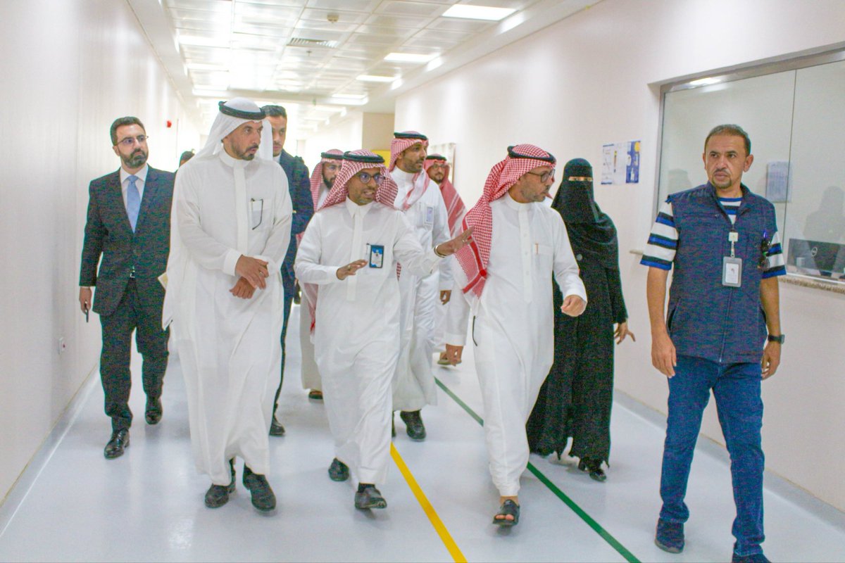 JU_MedicalCity's tweet photo. استقبل سعادة المدير العام التنفيذي للمدينة الطبية بجامعة جازان د. عبدالله بن موسى شبير، مدير عام فرع وزارة الصحة بمنطقة جازان د. عواجي بن قاسم النعمي، وسعادة الأمين العام للجنة دراسة الاحتياج والحلول للقطاع الصحي د. عبدالوهاب بن عبدالله الخميس، والوفد المرافق، في جولة ميدانية اطّلعوا خلالها على مشاريع المدينة الطبية، ومراحل تشغيلها، وتجهيزاتها، ودورها في دعم منظومة التعليم والتدريب الصحي والبحث والابتكار، و الخدمة الصحية.

وشهدت الزيارة استعراض الأولويات التشغيلية والاحتياجات الإستراتيجية، وبحث الممكنات التي تسهم في تسريع جاهزية المدينة الطبية وتعزيز تكامل المنظومة الصحية، بما يرفع كفاءة الخدمات بمنطقة جازان و يحقق مستهدفات التحول الصحي في #رؤية_السعودية_2030.

#المدينة_الطبية_بجامعة_جازان #جامعة_جازان 
#التحول_الصحي
