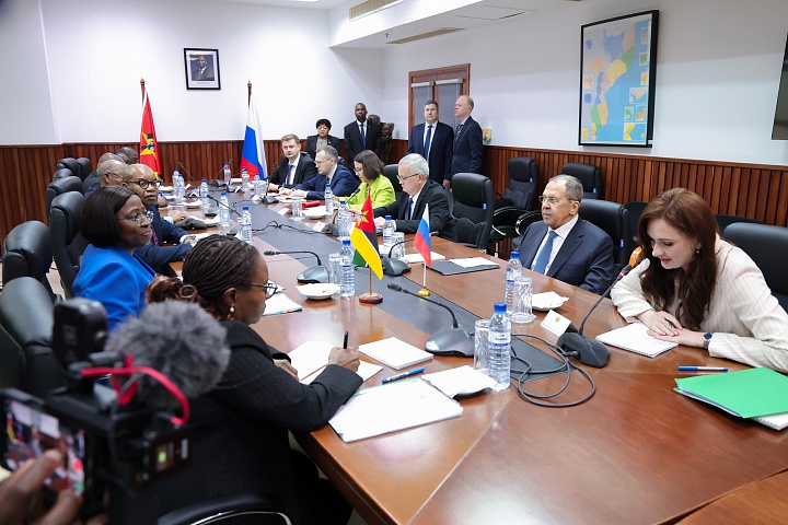 mfa_russia's tweet photo. 🇷🇺🇲🇿 Sergey #Lavrov during talks with Foreign Minister of #Mozambique Maria Lucas:

💬 Our solidarity during decolonisation laid the foundation for friendship. Today, our priority is to strengthen Mozambique's independence through economic cooperation.

https://t.co/0DaGximHjn https://t.co/xmsliNvIRR