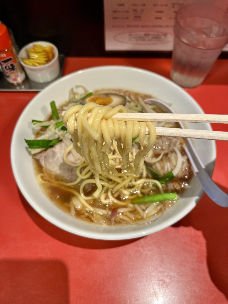 ogt1001's tweet photo. 昼は羽田空港第1ターミナルB1F北側奥にある 空港ラーメン 天鳳 にて、もやし中華麺 1100円 でした🍜

もやし炒めはシャキシャキで、焦がしネギが良い感じです！

太ストレート麺もマッチし、なかなか美味し♪

ご馳走様です😋

72杯目
#らーめん #拉麺 #ramen #ラー活 #ランチ #町中華 #TENHO #東京都 https://t.co/Rr9pfqi2BZ