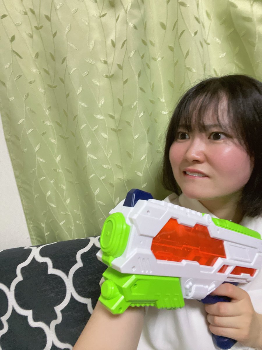 kumamoto_pixy's tweet photo. やっぽん！　でこぽん🍊です
今日は特別に私のお気に入りの水鉄砲を紹介したいと思います🔫
お気に入りポイントは、
私の大好きなオレンジ色の窓があるところと、意外と水圧が大きくてちょっとした壁や床の掃除が出来てしまうところです✨ https://t.co/v5Kmqdmnfa