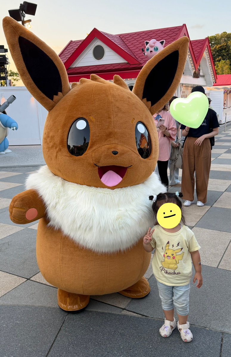usumi1141's tweet photo. ちびろーるの誕生日（前日）ってことでポケパークカントーへ🌱
グリの整理券は取れなかったけど、タウンにはよくポケモンがでてきてくれるから最後にイーブイと写真撮れて満足してもらえた😂ﾖｶｯﾀｰ
私も旦那もポケモンは通って来たからみんなで楽しめた〜！！！ https://t.co/cXhLqeFR9x