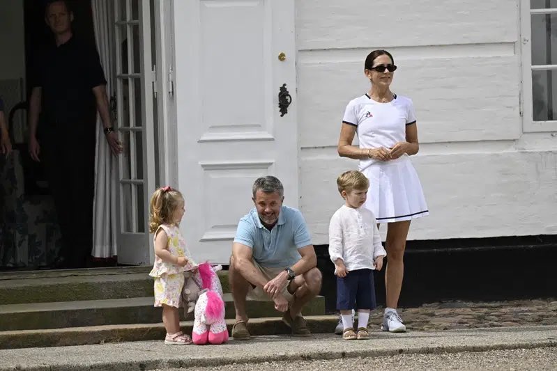donaldson_05's tweet photo. 👑☀️ First glimpse of the Royal Family at Gråsten Palace.

On the palace steps, the King and Queen were joined by Prince Gustav and Princess Carina’s children, Prince Gustav Albrecht and Princess Mafalda. Queen Mary and Prince Gustav were both dressed in tennis attire, while King Frederik enjoyed the relaxed summer atmosphere in Gråsten.

The Royal Family is spending part of their summer holiday at Gråsten Palace, where the traditional changing of the Royal Guard will take place today in front of a large local crowd.

📸 René Schütze