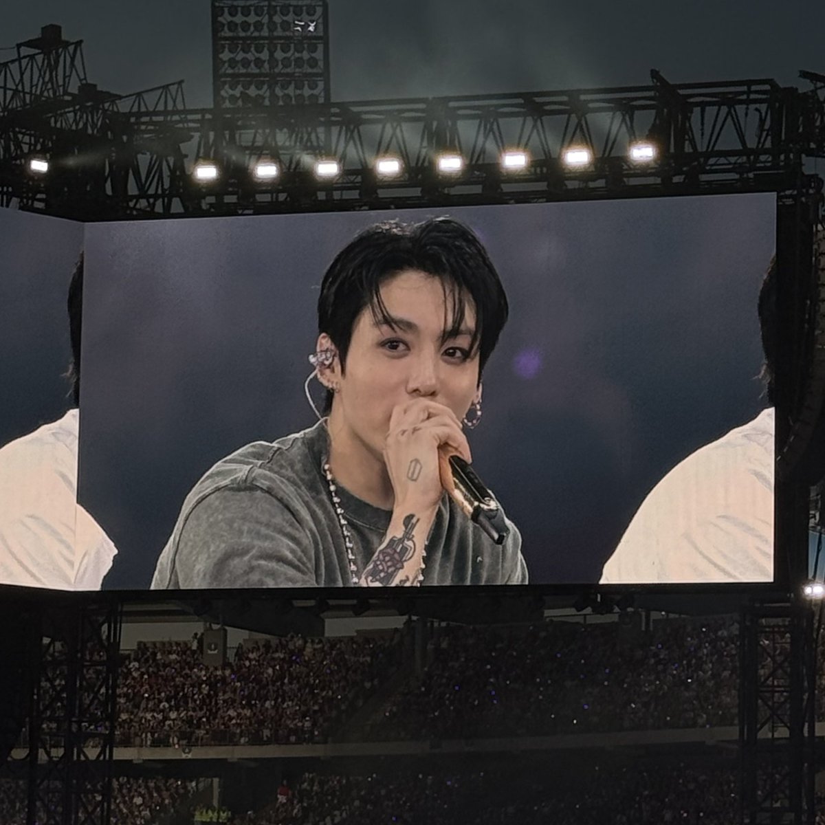 petalsforkoo's tweet photo. going through my concert pics i can’t stop crying i love him with my whole heart https://t.co/4Ycd5mVFUA