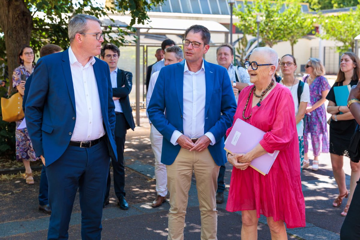 durovray's tweet photo. Merci à @FrancoiseGatel d’avoir pris le temps de venir en #Essonne découvrir la transformation du collège des Sablons, aux côtés de @berenger_jerome. 

Avec les épisodes caniculaires que nous connaissons actuellement, ces aménagements prennent tout leur sens.

- Plus de 70 arbres plantés
- Près de 2 000 m² désimperméabilisés
- Jusqu’à 10 °C de moins dans les bâtiments lors des épisodes de canicule
- Une consommation énergétique réduite

Des réalisations concrètes qui améliorent le quotidien des collégiens et montrent que l’adaptation au changement climatique passe aussi par nos collèges.