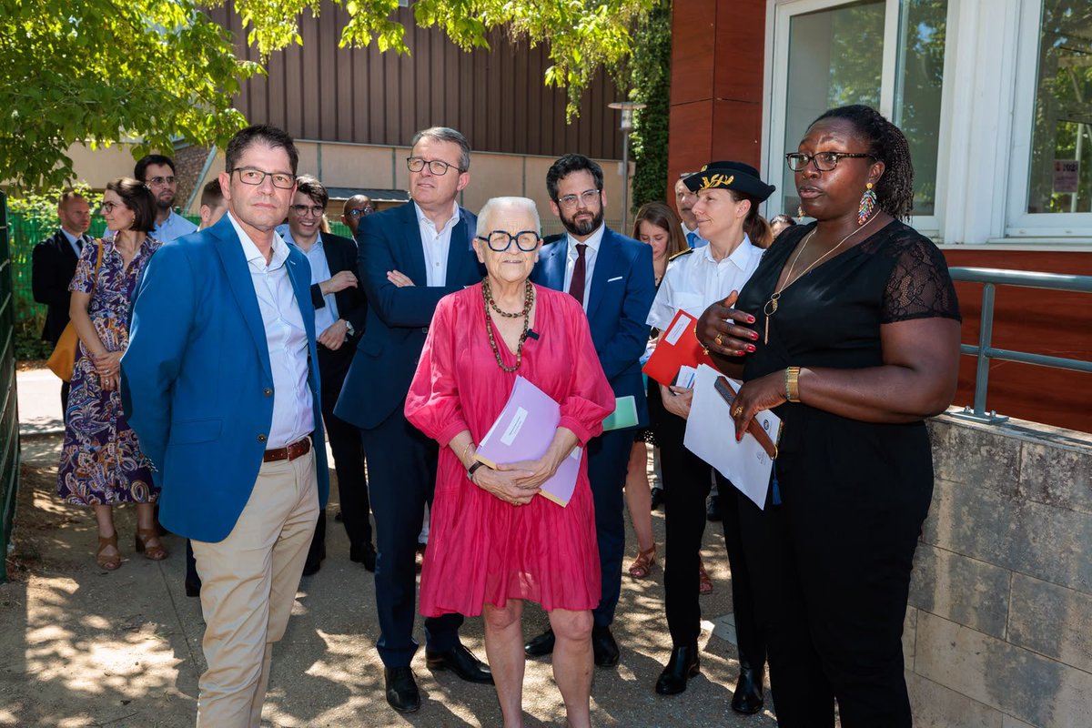 durovray's tweet photo. Merci à @FrancoiseGatel d’avoir pris le temps de venir en #Essonne découvrir la transformation du collège des Sablons, aux côtés de @berenger_jerome. 

Avec les épisodes caniculaires que nous connaissons actuellement, ces aménagements prennent tout leur sens.

- Plus de 70 arbres plantés
- Près de 2 000 m² désimperméabilisés
- Jusqu’à 10 °C de moins dans les bâtiments lors des épisodes de canicule
- Une consommation énergétique réduite

Des réalisations concrètes qui améliorent le quotidien des collégiens et montrent que l’adaptation au changement climatique passe aussi par nos collèges.