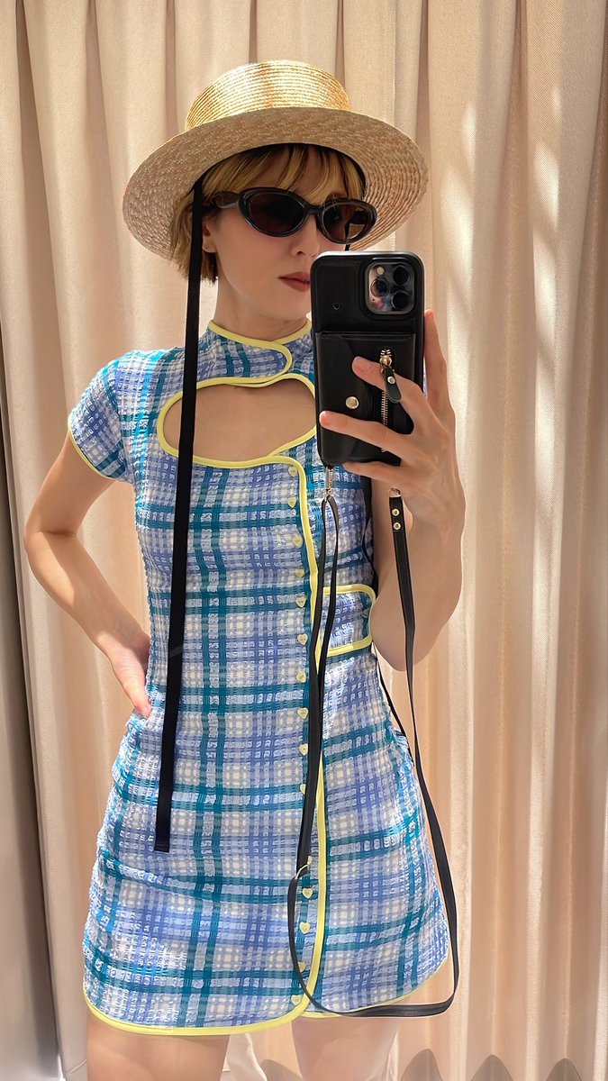 cwjuritter's tweet photo. 左か右か(水着です) https://t.co/1cAmw1h7o9