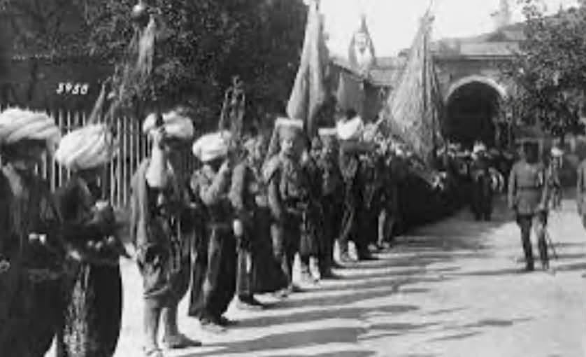 Bandral11's tweet photo. MEHTER MÜZİĞİ YASAĞINI KİM KALDIRDI?
Mehter müziği, Osmanlı İmparatorluğunda 1826 yılında Vaka-i Hayriye olayı sırasında yasa dışı ilan edilerek yasaklandı. Bu olay, Yeniçeri Ocağı'nın kaldırılmasıyla birlikte gerçekleşti ve mehter müziği toplulukları da bu kapsamda kapatıldı. TRT'nin Payitaht dizisinde Abdülhamit  yemek yerken fonda mehter müziği duyuluyordu. Buna da aldanmayınız; Abdülhamit zamanında mehter yasağı kesintisiz devam etti. Abdülhamit tahttan indirildikten sonra bu yasak kaldırıldı, resmi törenlerde ve kültürel etkinliklerde mehteran bölüğü görev almaya başladı.  NATO zirvesinde mehteran bölüğünün kullanılması Enver Paşa'nın başlattığı bir gelenektir.
Alper Aksoy