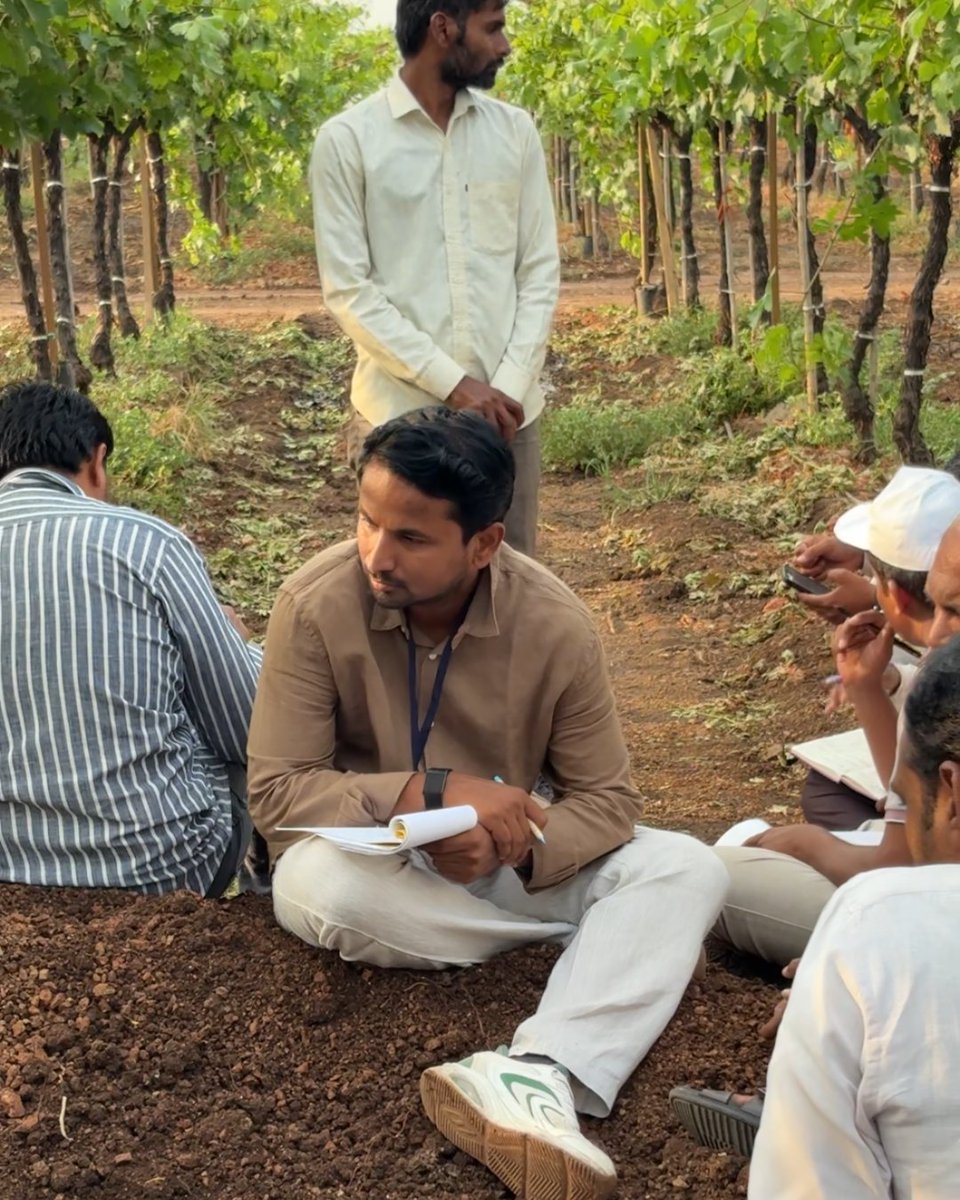 IndianFarmer_'s tweet photo. गेली अनेक वर्षं भारतभर फिरताना मला एक गोष्ट वारंवार जाणवली ती म्हणजे आपल्या देशात दर ५०-१०० किलोमीटरला फक्त भाषा किंवा हवामान बदलत नाही, तर शेतीचं संपूर्ण चित्रसुद्धा बदलतं.

मी मूळचा सांगलीचा. माझ्या आसपासच्या भागात ऊस आहे, थोडं पुढे गेलं की द्राक्षं सुरू होतात. आणखी पुढे गेलं की केळी. तर आता हा बदल फक्त माझ्या जिल्ह्यात आहे असं मला वाटायचं. पण जेव्हा मी महाराष्ट्राबाहेर फिरायला सुरुवात केली, तेव्हा लक्षात आलं की प्रत्येक राज्याच्या शेतीमध्ये एक वेगळीच गोष्ट आहे. मध्यप्रदेशात सोयाबीन, पंजाबमध्ये गहू, उत्तर प्रदेशात भात, हिमाचलमध्ये सफरचंद असा प्रत्येक प्रदेश आपापलं वेगळेपण जपून आहे.

पण मला सर्वात जास्त आश्चर्य वाटलं ते एका वेगळ्याच बदलाचं...

२०१७-१८ मध्ये जेव्हा मी या भागांमध्ये फिरायचो, तेव्हा अनेक ठिक��णी शेतकरी अजूनही पाठीवर पंप घेऊन फवारणी करताना दिसायचे. पण काही वर्षांनी मी जेव्हा पुन्हा त्याच भागात गेलो तेव्हा चित्र पूर्णपणे बदललेलं दिसलं.

तर त्याचं झालं असं की, तेलंगणातले अनेक शेतकरी मला गावोगावी ड्रोन फवारणी करताना दिसले. तर दुसरीकडे महाराष्ट्रात फळबागांमध्ये ट्रॅक्टरवरून स्प्रे होताना दिसला. मध्यप्रदेशातील ज्या भागात ��ाही वर्षांपूर्वी ड्रिप इरिगेशनसुद्धा दुर्मिळ होतं, तिथे ॲडव्हान्सड् पद्धती कॉमन झाल्या आहेत. त्यासोबत हिमाचलमध्ये सफरचंद बागाही आता जागतिक दर्जाच्या झाल्या आहेत.

हे सगळं बघून मला वाटतं हा बदल फक्त टेक्नॉलॉजीचा नाही, तर शेतकऱ्याच्या विचारांचा देखील आहे.

आज शेतकरी मजुरांची कमतरता टेक्नॉलॉजीतून सोडवतोय, बदलत्या हवामानाला समजून घेतोय, नवीन प्रयोग करतोय, नवीन गोष्टी शिकायला तयार आह�� आणि यामागचं सर्वात मोठं कारण म्हणजे माहिती.

आज एका गावातला शेतकरी दुसऱ्या राज्यात काय चाललंय हे मोबाईलवर पाहतो. त्याला भाषेचा सुद्धा अडथळा राहिलेला नाही. म्हणूनच मला वाटतं, भारतीय शेती आता बदलण्याच्या टप्प्यात नाही. तर ती बदलाच्या प्रवासाला लागलीये.

आता इथून पुढची दहा वर्षं हा प्रवास आणखी वेगवान होईल. आणि हा विश्वास मला कोणत्याही रिपोर्टमधून मिळालेला नाही; तर तो भारतभरच्या शेतांमध्ये फिरताना, शेतकऱ्यांसोबत जगताना मिळालेल्या अनुभवातून आलेला आहे.

-संतोष जाधव (इंडियन फार्मर)
