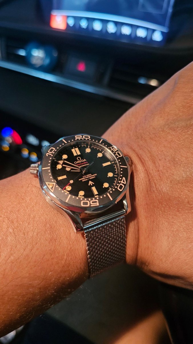 GntlemansGeek's tweet photo. Impulse purchase? Maybe. Regret? Not with the Omega Seamaster Diver 300M 007 Edition. https://t.co/Tda1aEfUgE