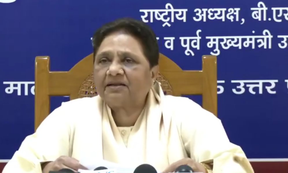 priyanshu__63's tweet photo. बसपा सुप्रीमो बहन @Mayawati जी की प्रेस कांफ्रेंस👇🏻

मेरठ ललिता गौतम मामले का जिक्र किया? - नहीं ❌
सरकार की दलित विरोधी नीतियों पर सवाल? - नहीं ❌
SSP के थप्पड़कांड पर सवाल? - नहीं ❌

फिर क्या उद्देश्य था प्रेस कॉन्फ्रेंस का?

-भीम आर्मी पर हमला ✅
- चन्द्रशेखर आजाद पर हमला ✅
- भीम आर्मी की समाज में नकारात्मक इमेज बनाना ताकि भीम आर्मी कमजोर हो ✅