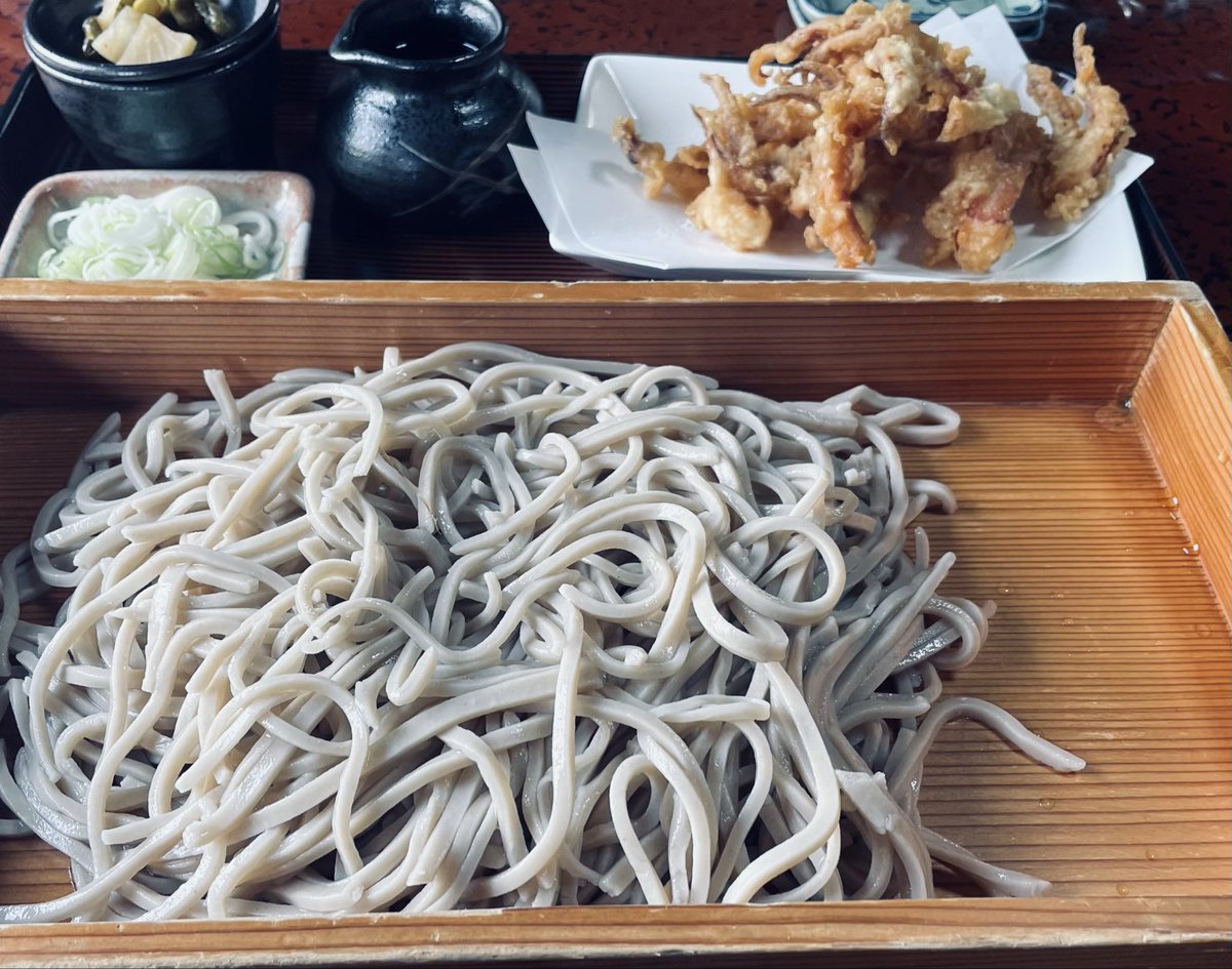 tossyshi's tweet photo. ちょい前に山形の天童でお蕎麦食って来た
当然ゲソ天も一緒に
やっぱ蕎麦にはゲソ天だよねぇー
そんな事言ってるくせに食ってる蕎麦、肉そばじゃねぇじゃんって？
まぁまぁ https://t.co/whhhfy2TIZ