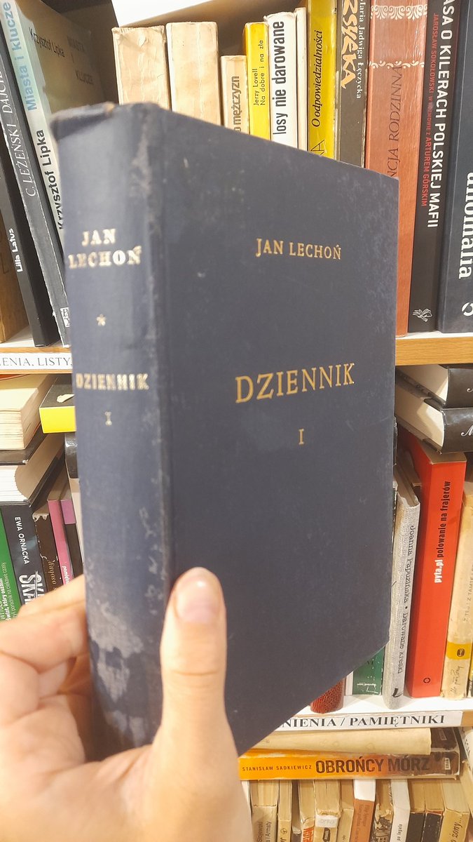 TorunskiA's tweet photo. Z drugiej strony, fascynujące są dzieje opraw książkowych, którymi naukowo zajmuje się tegumentologia. Polecam literaturę na ten temat oraz podziwianie zabytkowych opraw, jeśli nadarza się taka okazja.
📚 #okładka #obwoluta #oprawa #księgarnia #PodstawyWiedzyoKsiążce https://t.co/qRtNcUvJiR