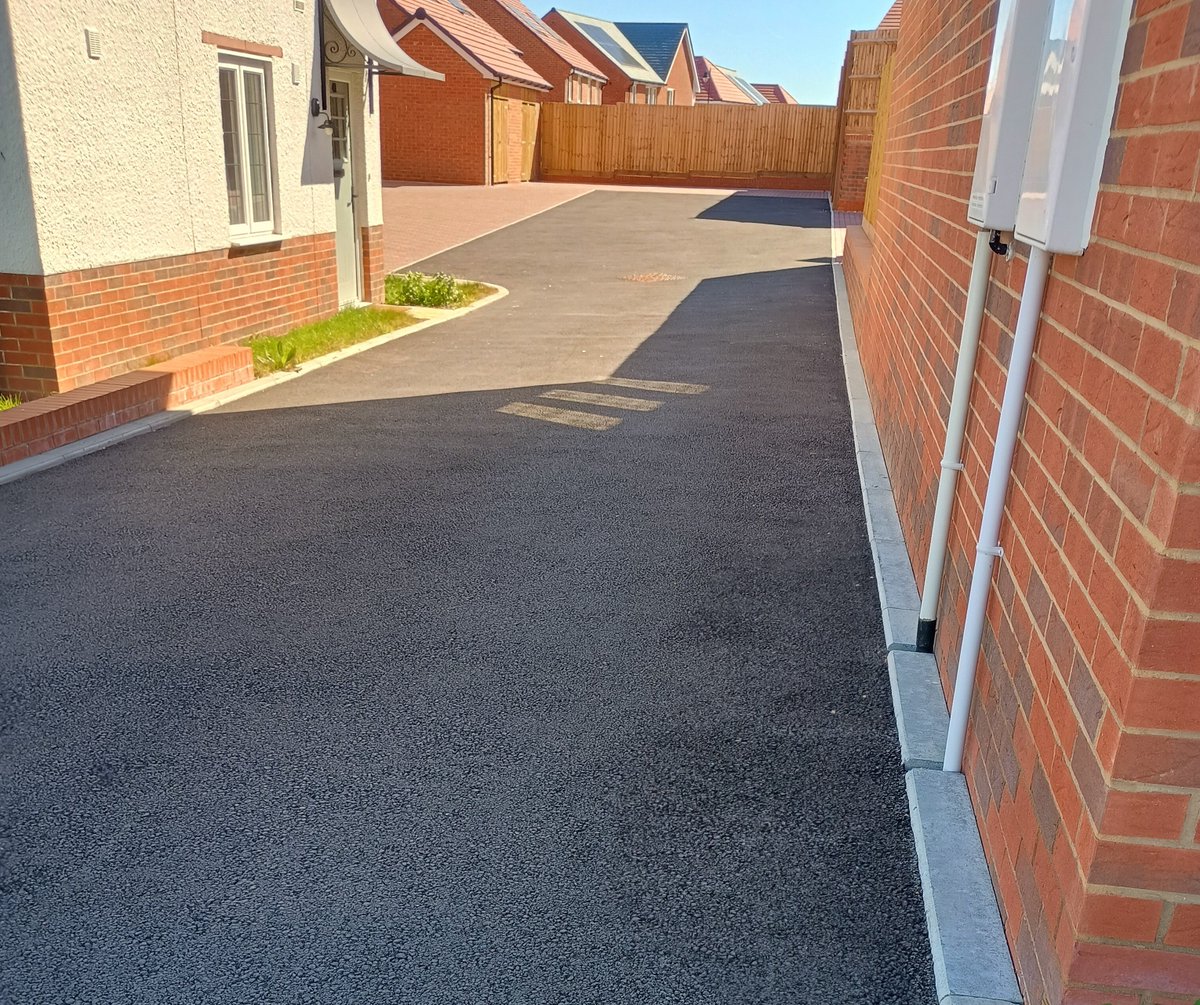 SDoxat's tweet photo. Plastic grass, paving and tarmac can't feed insects, birds or hedgehogs and will kill all soil dwelling organisms and will make the neighbourhood hotter. Please grow plants. https://t.co/E9TZTHkd90