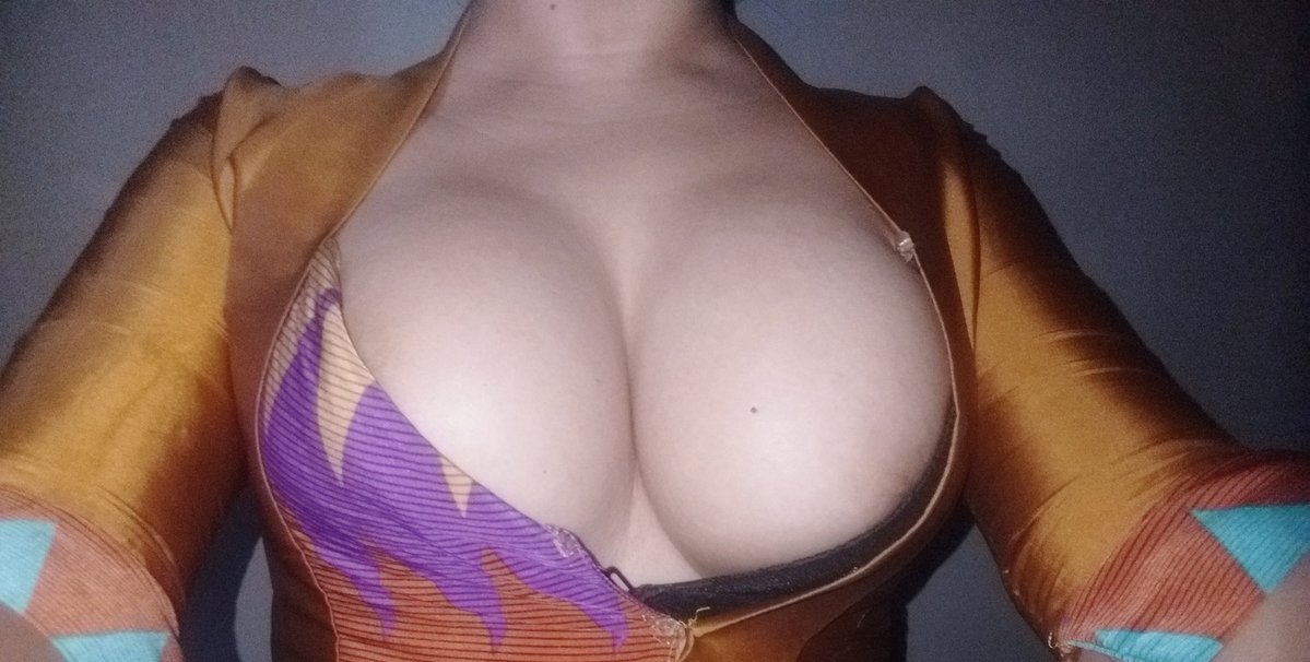 araara_luv_u's tweet photo. nyobain kebaya lama tapi ternyata udah sempit banget, kalo ara tetap pergi kondangan begini, aman gak yaa??🙂 https://t.co/LHpLG7A2HM