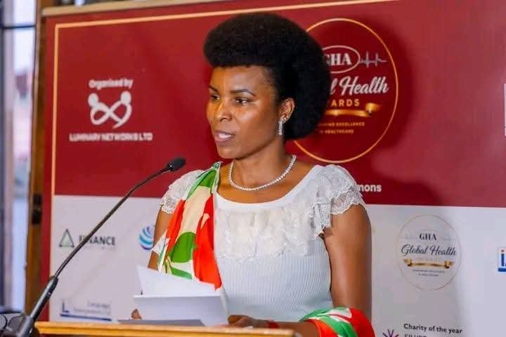 IrebeFM's tweet photo. Diplomatie sanitaire et rayonnement international

Angeline Ndayishimiye propulse le Burundi au sommet de la reconnaissance mondiale en santé

De Washington à Londres, la Première Dame du Burundi enchaîne les distinctions et impose la voix de son pays dans les grandes dynamiques internationales de santé. Une reconnaissance qui dépasse la personne pour incarner tout un peuple et une vision.

Londres, 9 juillet 2025 — Le Burundi vient de franchir un nouveau cap sur la scène internationale. Son Excellence Angeline Ndayishimiye, Première Dame de la République du Burundi, a été honorée au Parlement britannique en recevant le prestigieux Global Health Award. Une distinction qui salue son engagement constant en faveur de la santé publique, du bien-être des populations et du développement humain.

Une reconnaissance qui consacre tout un peuple

Dans l’enceinte solennelle de Westminster, ce moment a dépassé le cadre d’une simple récompense individuelle. Il symbolise la reconnaissance des efforts consentis par le Burundi pour améliorer les conditions de vie de sa population.

« Ce prix appartient au Burundi », a déclaré avec émotion la Première Dame, soulignant le caractère collectif de cette réussite.

Cette distinction rend également hommage à la vision du Gouvernement burundais, portée sous le leadership du Chef de l’État, ainsi qu’au dévouement des professionnels de santé. Médecins, infirmiers et acteurs communautaires sont ainsi célébrés pour leur engagement quotidien dans la construction d’un système sanitaire plus résilient.

Un appel fort à la solidarité internationale

Au-delà de l’hommage, Angeline Ndayishimiye a profité de cette tribune internationale pour porter un message universel. Elle a insisté sur la nécessité d’une mobilisation globale en faveur d’un accès équitable aux soins.

« Chaque femme, chaque homme et chaque enfant, où qu’il vive, doit pouvoir bénéficier de soins de qualité et vivre dans la dignité », a-t-elle affirmé dans un discours empreint d’humilité et d’espérance.

Ce plaidoyer résonne dans un contexte mondial où les inégalités sanitaires restent un défi majeur. À travers son engagement, la Première Dame positionne le Burundi comme un acteur inspirant, capable de transformer ses contraintes en opportunités.

De la capitale américaine aux rives de la Tamise, le message porté par le Burundi gagne en puissance : avec une vision claire, un leadership engagé et une mobilisation collective, même les nations aux ressources modestes peuvent influencer les grandes orientations mondiales. À travers Angeline Ndayishimiye, c’est tout un pays qui se lève, inspire et rappelle que la santé demeure l’un des fondements essentiels de la dignité humaine.

@OPDD_Burundi @Burundi1stLady @NtareHouse @BoscoBarege1 @ManiratangaZph1 @UN_Women @UN