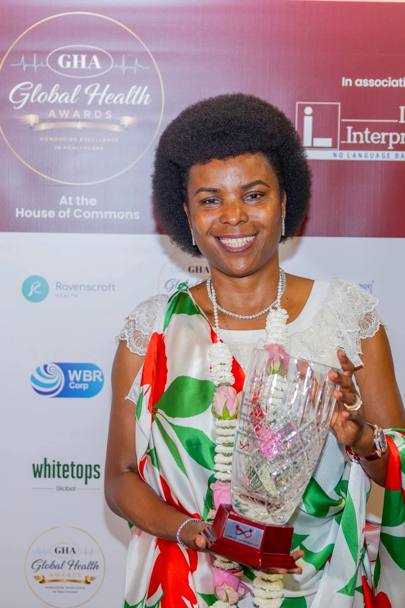 IrebeFM's tweet photo. Diplomatie sanitaire et rayonnement international

Angeline Ndayishimiye propulse le Burundi au sommet de la reconnaissance mondiale en santé

De Washington à Londres, la Première Dame du Burundi enchaîne les distinctions et impose la voix de son pays dans les grandes dynamiques internationales de santé. Une reconnaissance qui dépasse la personne pour incarner tout un peuple et une vision.

Londres, 9 juillet 2025 — Le Burundi vient de franchir un nouveau cap sur la scène internationale. Son Excellence Angeline Ndayishimiye, Première Dame de la République du Burundi, a été honorée au Parlement britannique en recevant le prestigieux Global Health Award. Une distinction qui salue son engagement constant en faveur de la santé publique, du bien-être des populations et du développement humain.

Une reconnaissance qui consacre tout un peuple

Dans l’enceinte solennelle de Westminster, ce moment a dépassé le cadre d’une simple récompense individuelle. Il symbolise la reconnaissance des efforts consentis par le Burundi pour améliorer les conditions de vie de sa population.

« Ce prix appartient au Burundi », a déclaré avec émotion la Première Dame, soulignant le caractère collectif de cette réussite.

Cette distinction rend également hommage à la vision du Gouvernement burundais, portée sous le leadership du Chef de l’État, ainsi qu’au dévouement des professionnels de santé. Médecins, infirmiers et acteurs communautaires sont ainsi célébrés pour leur engagement quotidien dans la construction d’un système sanitaire plus résilient.

Un appel fort à la solidarité internationale

Au-delà de l’hommage, Angeline Ndayishimiye a profité de cette tribune internationale pour porter un message universel. Elle a insisté sur la nécessité d’une mobilisation globale en faveur d’un accès équitable aux soins.

« Chaque femme, chaque homme et chaque enfant, où qu’il vive, doit pouvoir bénéficier de soins de qualité et vivre dans la dignité », a-t-elle affirmé dans un discours empreint d’humilité et d’espérance.

Ce plaidoyer résonne dans un contexte mondial où les inégalités sanitaires restent un défi majeur. À travers son engagement, la Première Dame positionne le Burundi comme un acteur inspirant, capable de transformer ses contraintes en opportunités.

De la capitale américaine aux rives de la Tamise, le message porté par le Burundi gagne en puissance : avec une vision claire, un leadership engagé et une mobilisation collective, même les nations aux ressources modestes peuvent influencer les grandes orientations mondiales. À travers Angeline Ndayishimiye, c’est tout un pays qui se lève, inspire et rappelle que la santé demeure l’un des fondements essentiels de la dignité humaine.

@OPDD_Burundi @Burundi1stLady @NtareHouse @BoscoBarege1 @ManiratangaZph1 @UN_Women @UN