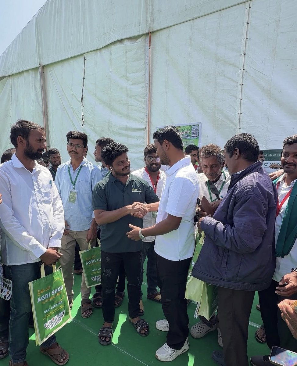IndianFarmer_'s tweet photo. गेली अनेक वर्षं भारतभर फिरताना मला एक गोष्ट वारंवार जाणवली ती म्हणजे आपल्या देशात दर ५०-१०० किलोमीटरला फक्त भाषा किंवा हवामान बदलत नाही, तर शेतीचं संपूर्ण चित्रसुद्धा बदलतं.

मी मूळचा सांगलीचा. माझ्या आसपासच्या भागात ऊस आहे, थोडं पुढे गेलं की द्राक्षं सुरू होतात. आणखी पुढे गेलं की केळी. तर आता हा बदल फक्त माझ्या जिल्ह्यात आहे असं मला वाटायचं. पण जेव्हा मी महाराष्ट्राबाहेर फिरायला सुरुवात केली, तेव्हा लक्षात आलं की प्रत्येक राज्याच्या शेतीमध्ये एक वेगळीच गोष्ट आहे. मध्यप्रदेशात सोयाबीन, पंजाबमध्ये गहू, उत्तर प्रदेशात भात, हिमाचलमध्ये सफरचंद असा प्रत्येक प्रदेश आपापलं वेगळेपण जपून आहे.

पण मला सर्वात जास्त आश्चर्य वाटलं ते एका वेगळ्याच बदलाचं...

२०१७-१८ मध्ये जेव्हा मी या भागांमध्ये फिरायचो, तेव्हा अनेक ठिक��णी शेतकरी अजूनही पाठीवर पंप घेऊन फवारणी करताना दिसायचे. पण काही वर्षांनी मी जेव्हा पुन्हा त्याच भागात गेलो तेव्हा चित्र पूर्णपणे बदललेलं दिसलं.

तर त्याचं झालं असं की, तेलंगणातले अनेक शेतकरी मला गावोगावी ड्रोन फवारणी करताना दिसले. तर दुसरीकडे महाराष्ट्रात फळबागांमध्ये ट्रॅक्टरवरून स्प्रे होताना दिसला. मध्यप्रदेशातील ज्या भागात ��ाही वर्षांपूर्वी ड्रिप इरिगेशनसुद्धा दुर्मिळ होतं, तिथे ॲडव्हान्सड् पद्धती कॉमन झाल्या आहेत. त्यासोबत हिमाचलमध्ये सफरचंद बागाही आता जागतिक दर्जाच्या झाल्या आहेत.

हे सगळं बघून मला वाटतं हा बदल फक्त टेक्नॉलॉजीचा नाही, तर शेतकऱ्याच्या विचारांचा देखील आहे.

आज शेतकरी मजुरांची कमतरता टेक्नॉलॉजीतून सोडवतोय, बदलत्या हवामानाला समजून घेतोय, नवीन प्रयोग करतोय, नवीन गोष्टी शिकायला तयार आह�� आणि यामागचं सर्वात मोठं कारण म्हणजे माहिती.

आज एका गावातला शेतकरी दुसऱ्या राज्यात काय चाललंय हे मोबाईलवर पाहतो. त्याला भाषेचा सुद्धा अडथळा राहिलेला नाही. म्हणूनच मला वाटतं, भारतीय शेती आता बदलण्याच्या टप्प्यात नाही. तर ती बदलाच्या प्रवासाला लागलीये.

आता इथून पुढची दहा वर्षं हा प्रवास आणखी वेगवान होईल. आणि हा विश्वास मला कोणत्याही रिपोर्टमधून मिळालेला नाही; तर तो भारतभरच्या शेतांमध्ये फिरताना, शेतकऱ्यांसोबत जगताना मिळालेल्या अनुभवातून आलेला आहे.

-संतोष जाधव (इंडियन फार्मर)