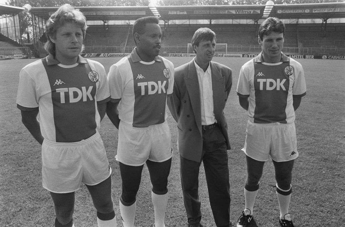 Voetballegends1's tweet photo. Vandaag is Frank Stapleton 70 jaar. Tussen 1974 en 1987 won Stapleton vele prijzen met Arsenal en Manchester United. In 1987 speelde de 71-voudig Iers international ook nog een aantal wedstrijden voor Ajax (foto Nationaal Archief: Stapleton uiterst rechts). #frankstapleton https://t.co/rNcqFOTIyf