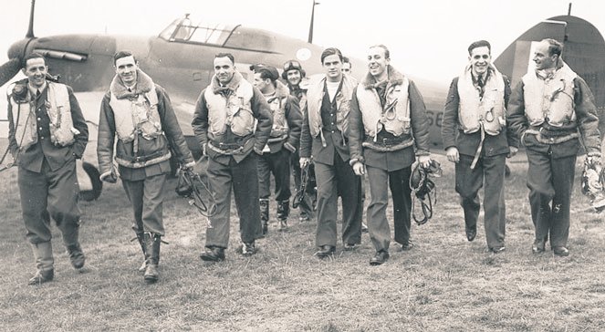 roque7x's tweet photo. 10 lipca 1940 r. - początek Bitwy o Anglię, kilkumiesięcznego starcia powietrznych sił nazistowskich Niemiec i Wielkiej Brytanii, w którym po stronie brytyjskiej udział wzięły cztery polskie dywizjony lotnicze, wśród nich Dywizjon 303.

#10lipca #Historia #Dywizjon303 https://t.co/MhWTX7BWhB