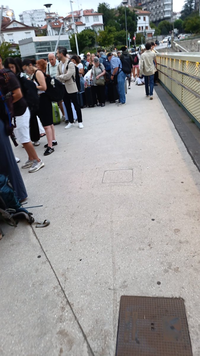 Julata1's tweet photo. Colas de unos 60-70 metros en la estación de santiago... Hay alguna incidencia @Inforenfe @ave_galicia ...porque @InfoAdif informó que la incidencia en O Irixo estaba solucionada... https://t.co/HB8dKqIckM