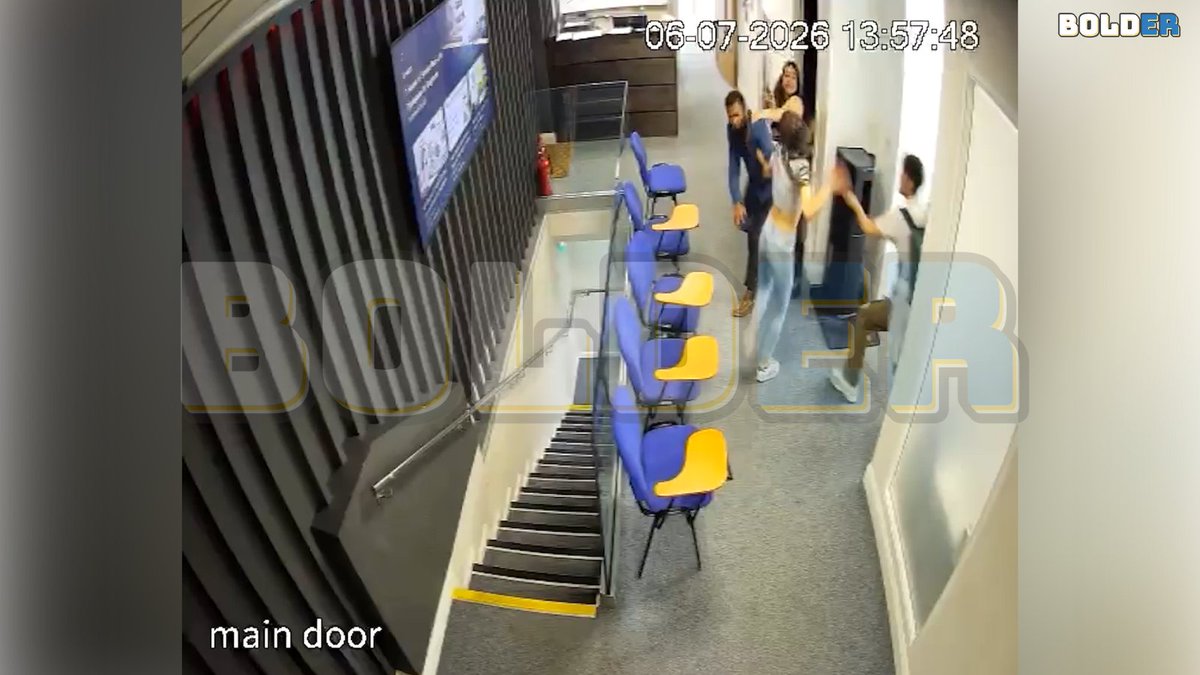 bolderpod's tweet photo. Durante a reunião, a situação teria escalado. A estudante afirma que foi agredida. A escola diz que houve gritos, tumulto e uma confrontação física, e que a polícia foi acionada para lidar com o incidente. https://t.co/8jtNho9eMd