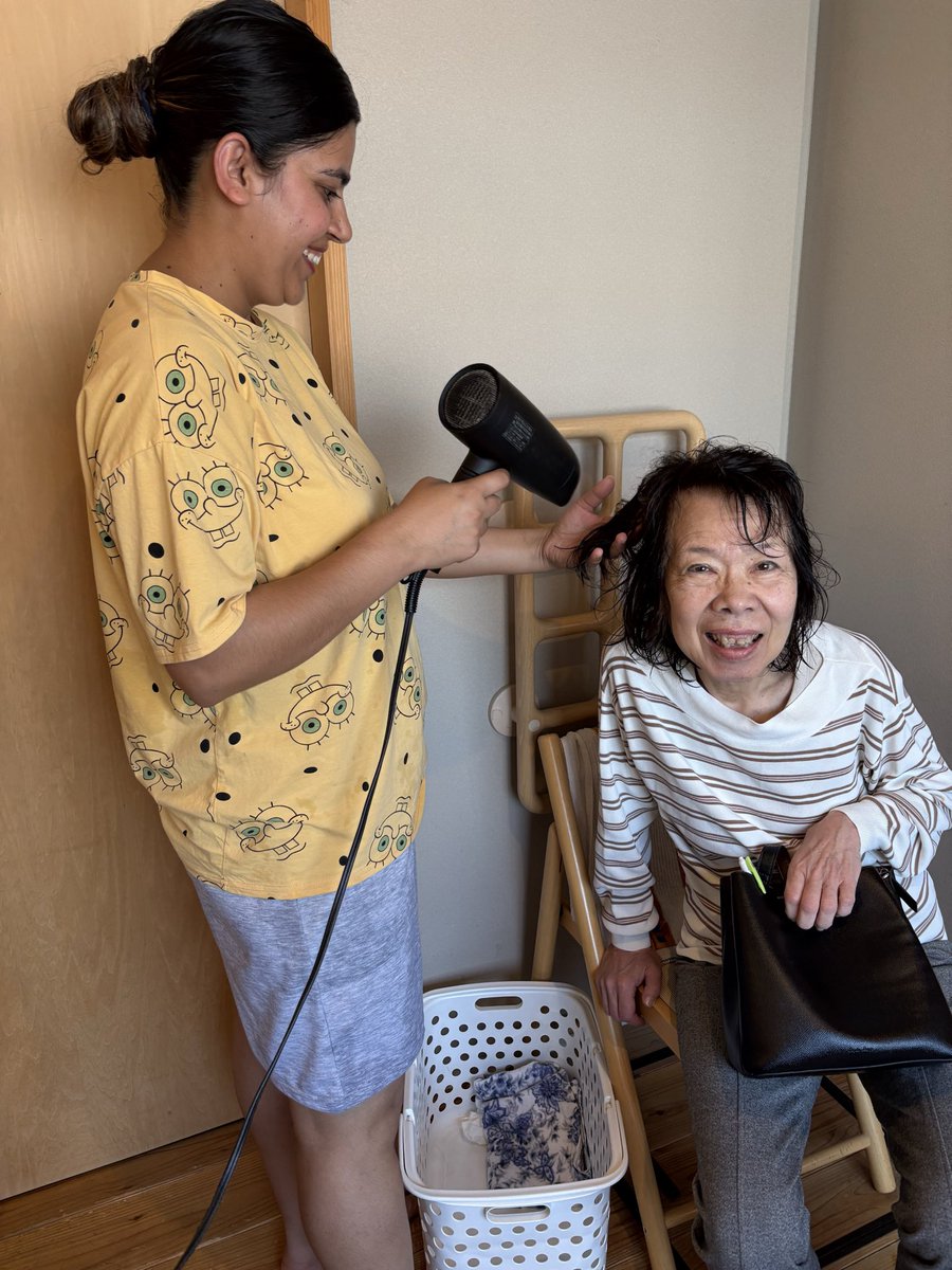 dayservice_moi's tweet photo. 今月からmoiに実習生がきてくれています☺️
ドライヤーをしてくれたり、実習生が記録を書いている時に利用者さんが見学しに来たり、初めての卵焼き作りを見学してくれたりと毎日たくさんのことを学んでくれています✨
この実習で、たくさんの事を学んでほしいですね😊
応援しています！ https://t.co/FPtBvhh7EC